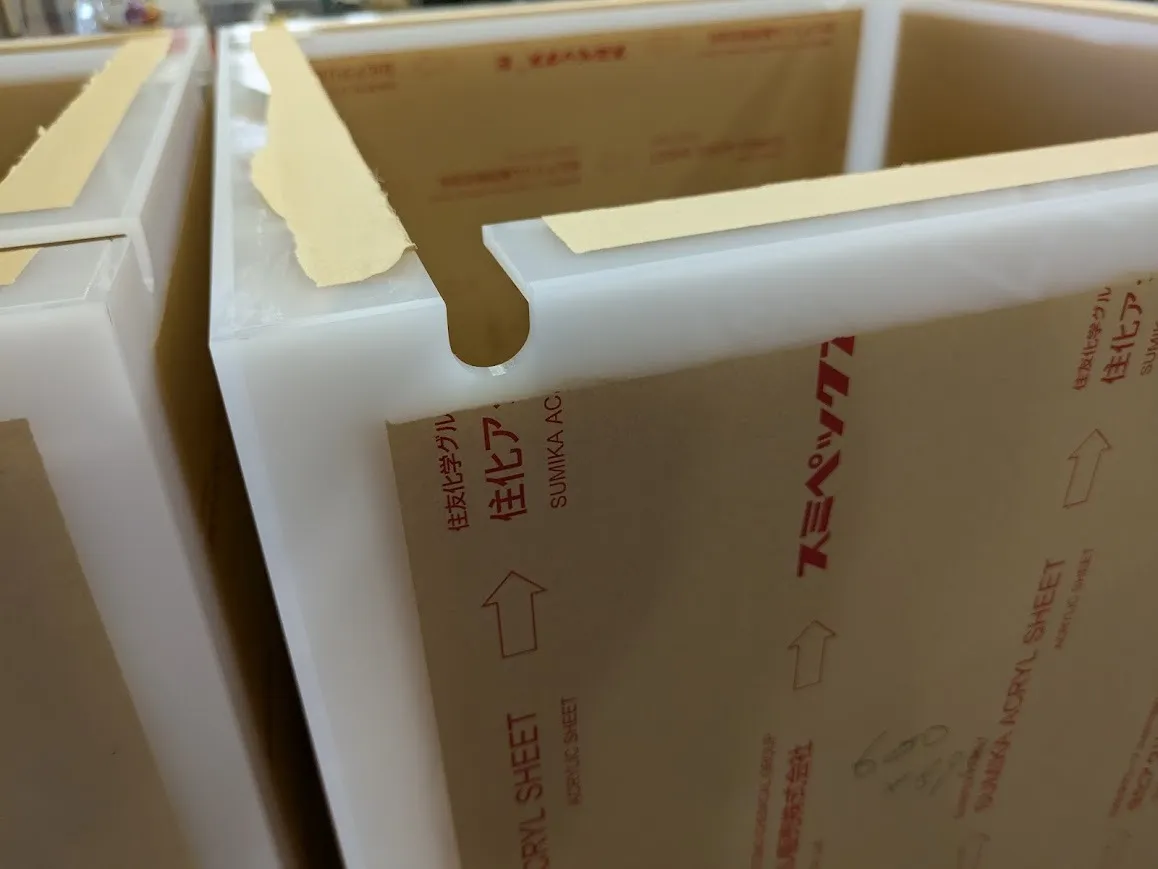 店舗内装飾用アクリルケース（電気コード穴加工あり）